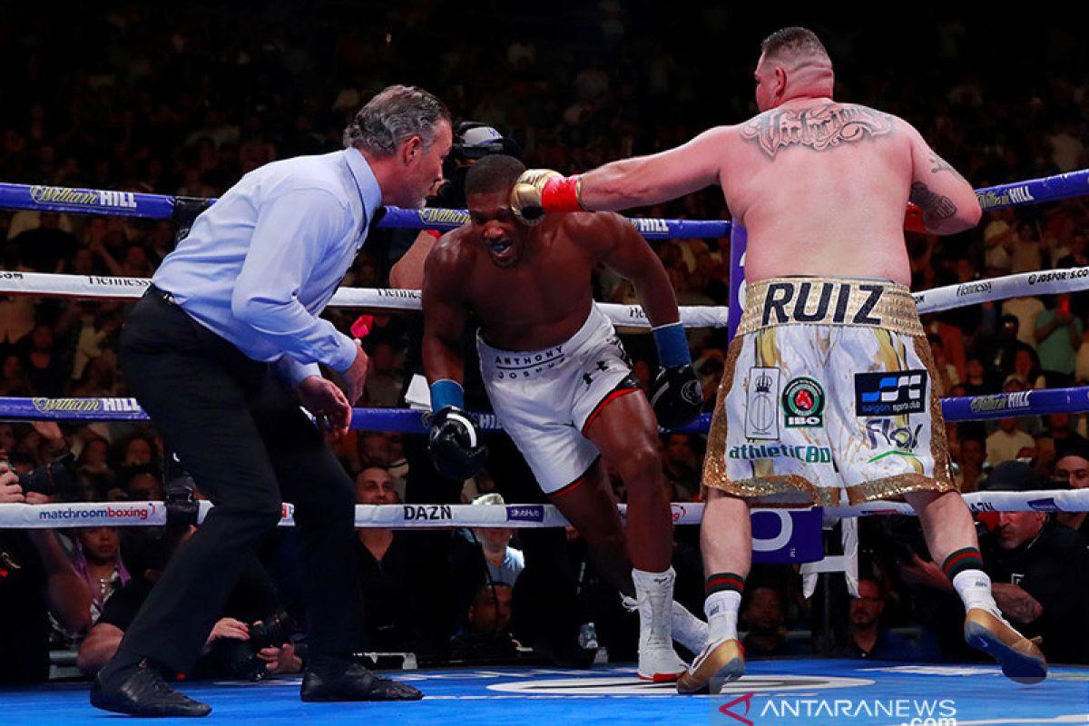 Ruiz juara dunia tinju kelas berat setelah menang TKO dari  Joshua