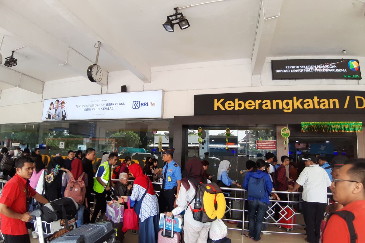 Kenaikan tiket pesawat tak urungkan pemudik di Bandara Halim
