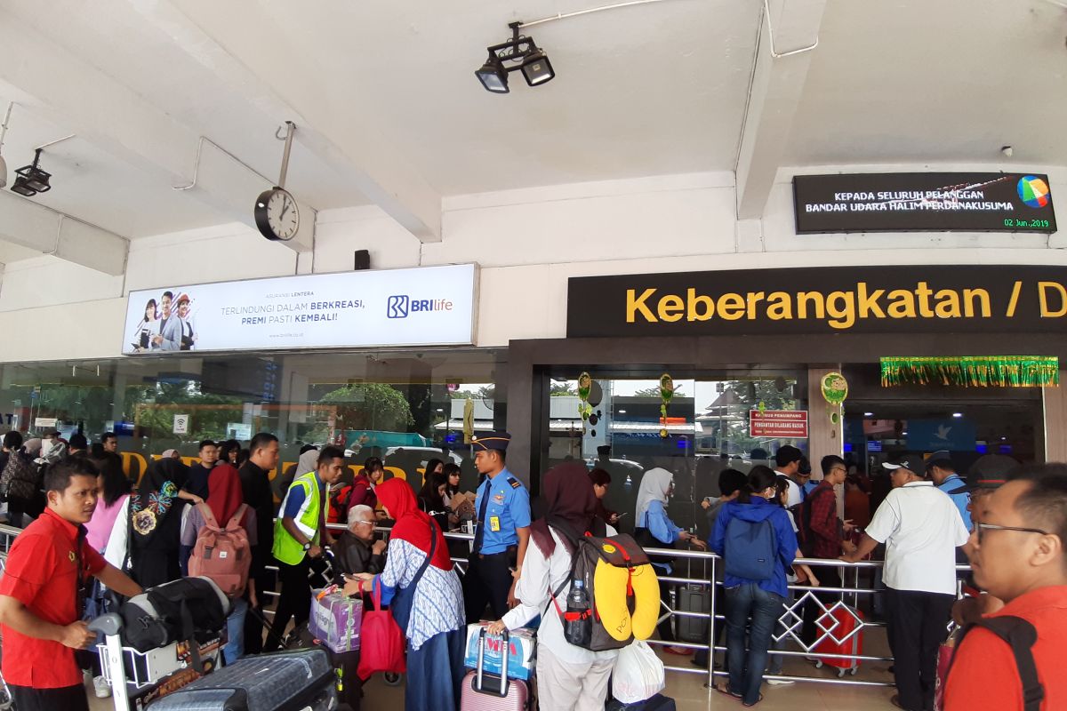 Kenaikan tiket pesawat tidak urungkan pemudik di Bandara Halim