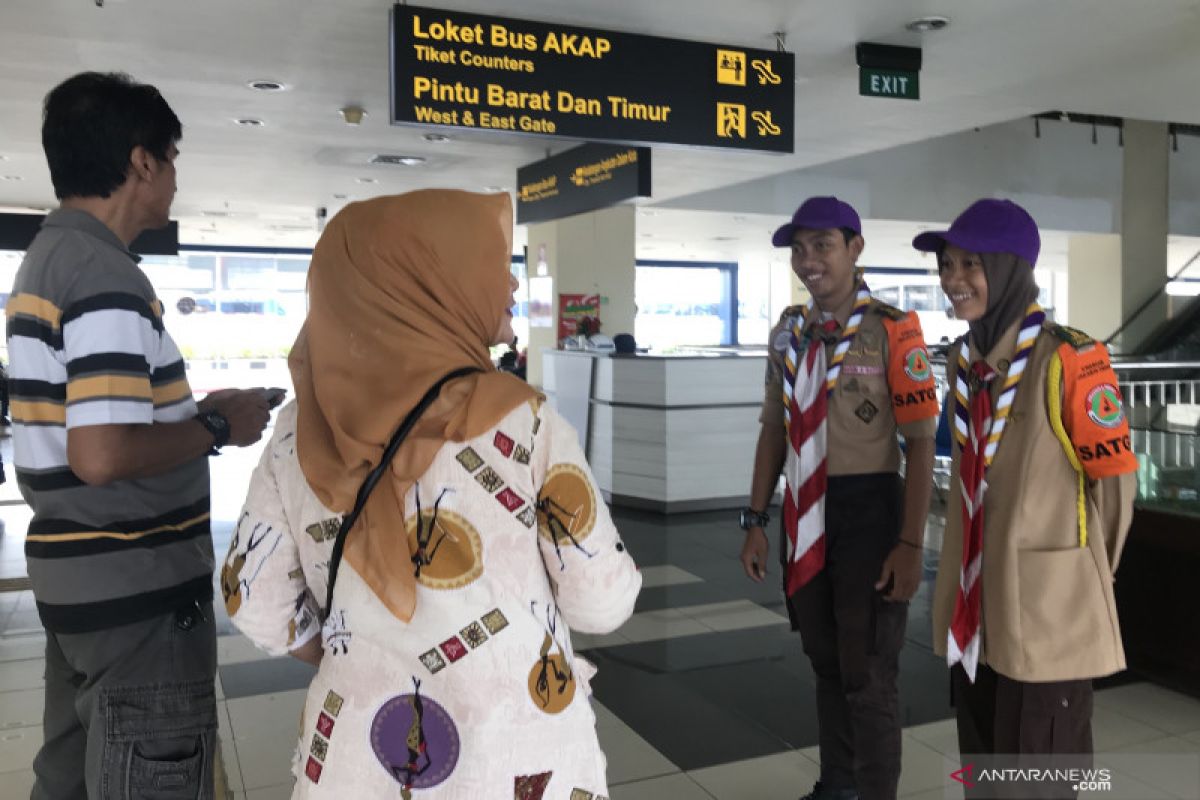 Pramuka bantu pemudik di Terminal Pulo Gebang