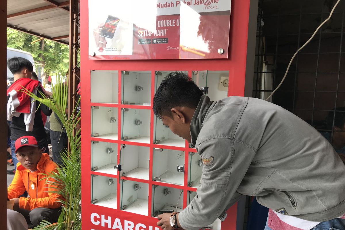 Terminal Kalideres sediakan charging booth untuk penumpang