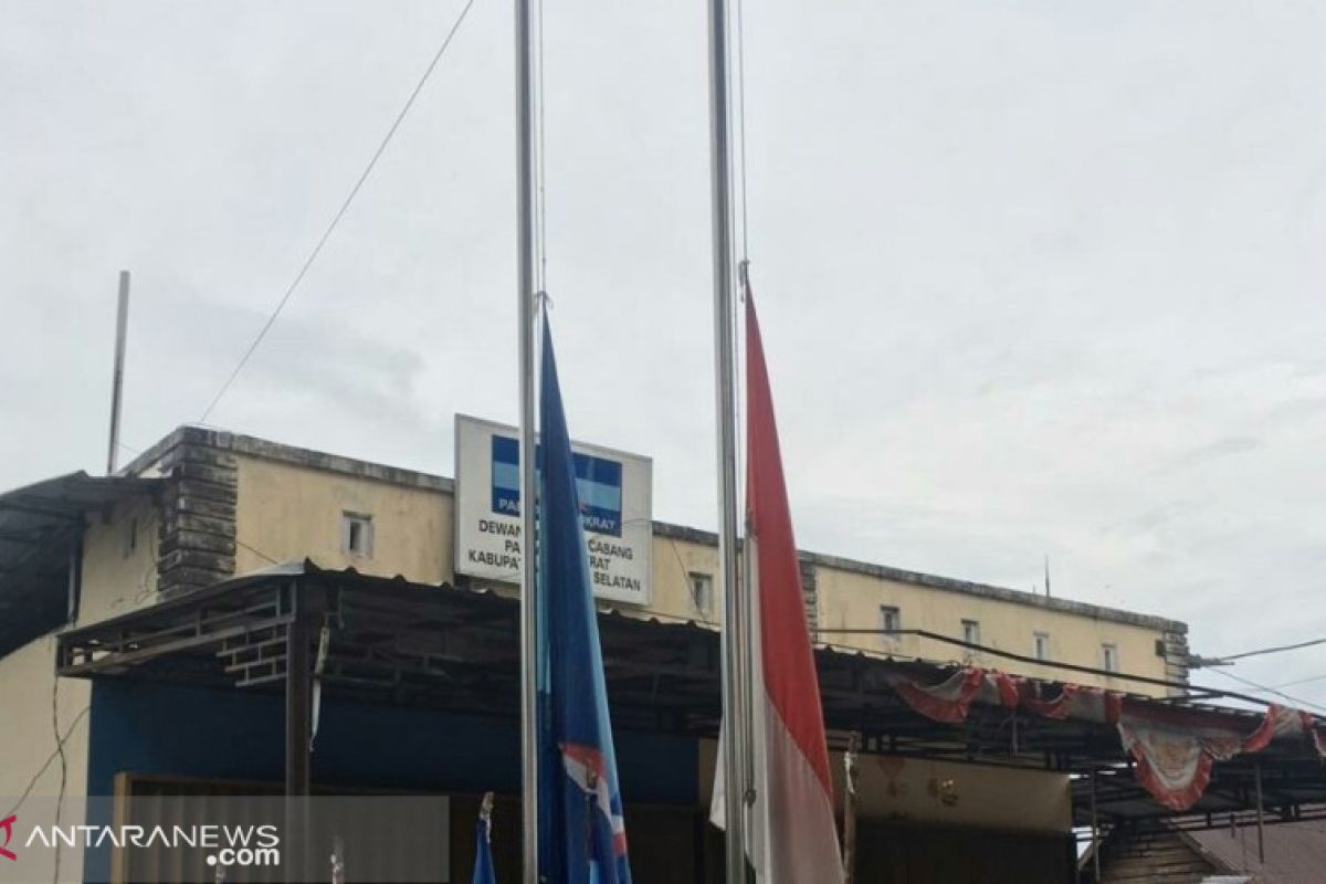 Partai Demokrat Bangka Selatan kibarkan bendera setengah tiang