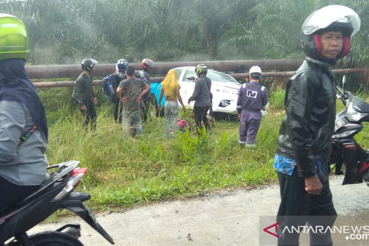 Sekeluarga bersepeda motor tewas ditabrak mobil PLN