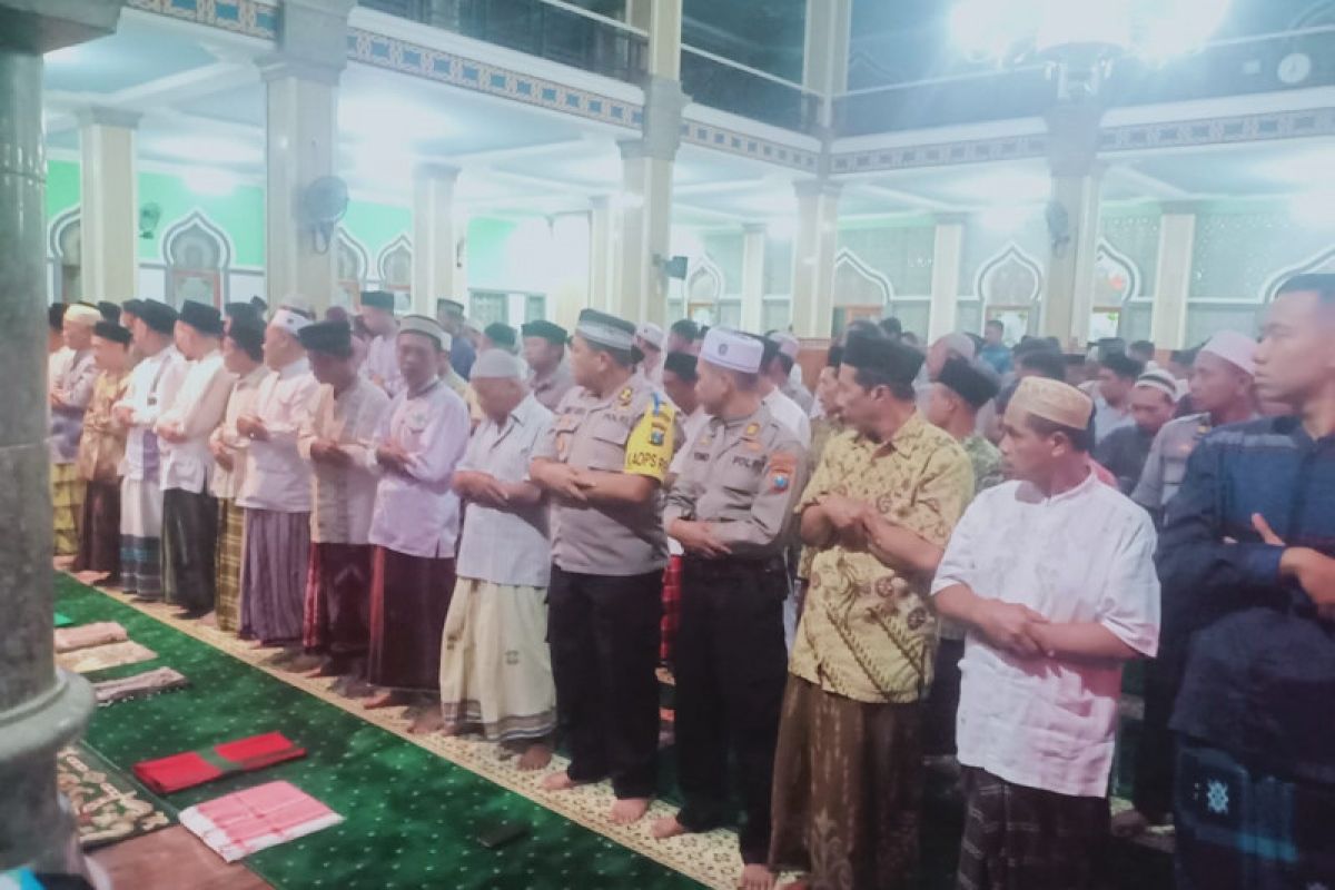 Doakan Ani Yudhoyono, Kapolres bersama ribuan warga Trenggalek shalat ghaib