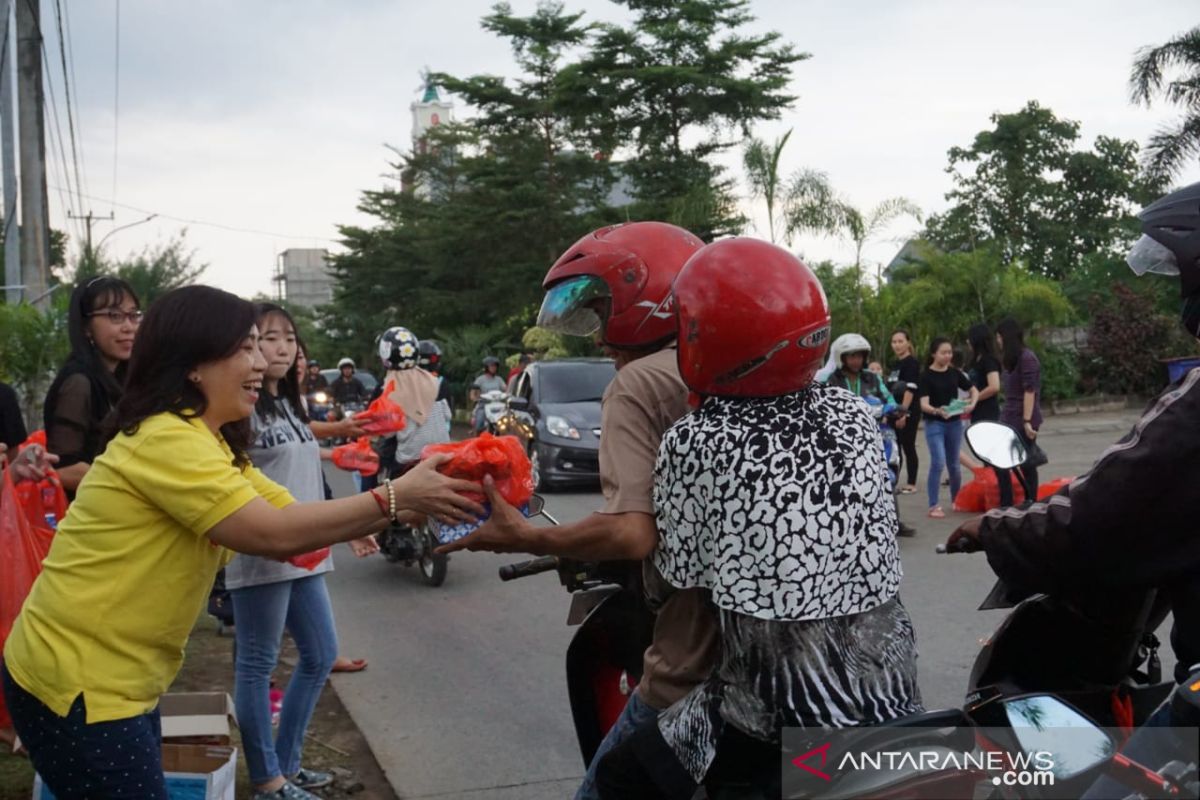 Pupuk Toleransi,  Umat Budha bagi takjil ke pengguna jalan