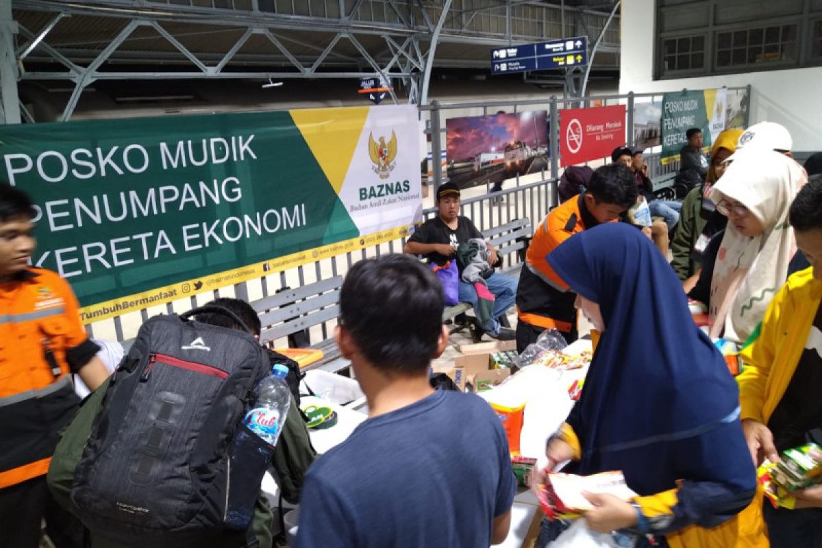 Posko Baznas layani pemudik kereta Stasiun Senen