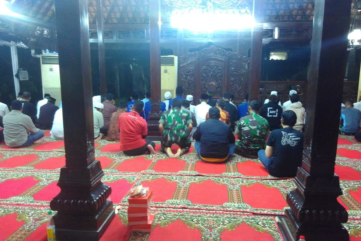 Pendopo Puri Cikeas digunakan untuk salat Subuh berjamaah