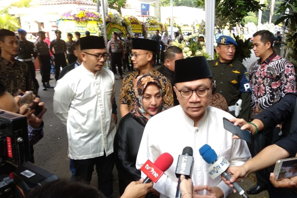 Ketua MPR Zulkifli Hasan dan sejumlah tokoh melayat mendiang Ani Yudhoyono