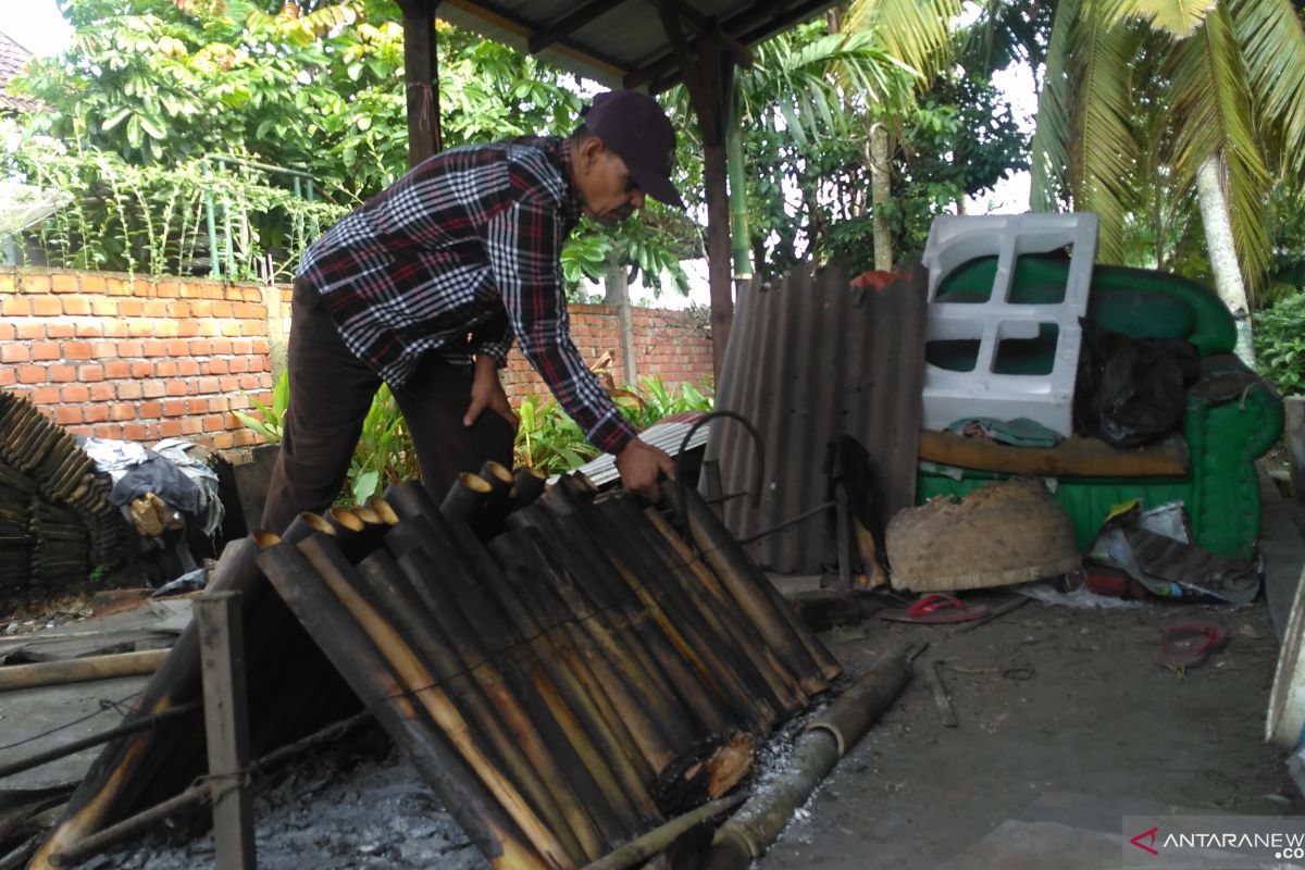 "Lemang" ketan bakar yang dinanti saat Lebaran