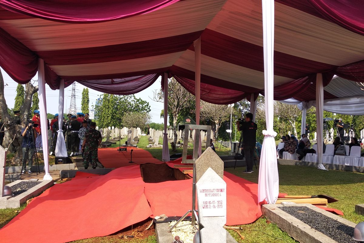 Delapan penggali menggali makam Ani Yudhoyono