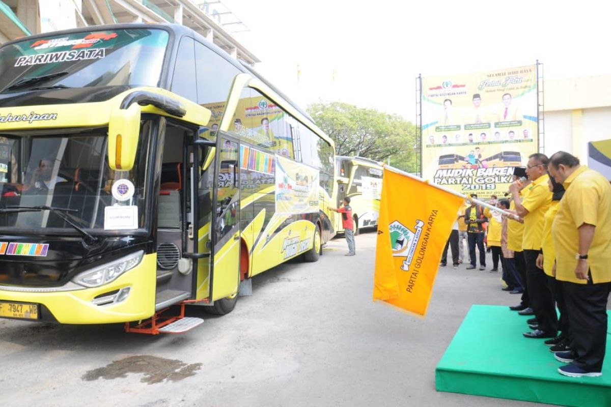 Golkar departs 1,580 free travelers to their hometown