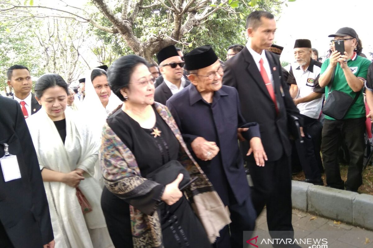 BJ Habibie dan Megawati menghadiri pemakaman Ani Yudhoyono di Kalibata