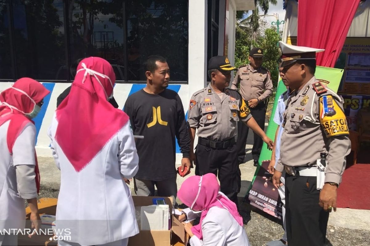 Polres Dharmasraya tes urine supir jasa angkutan