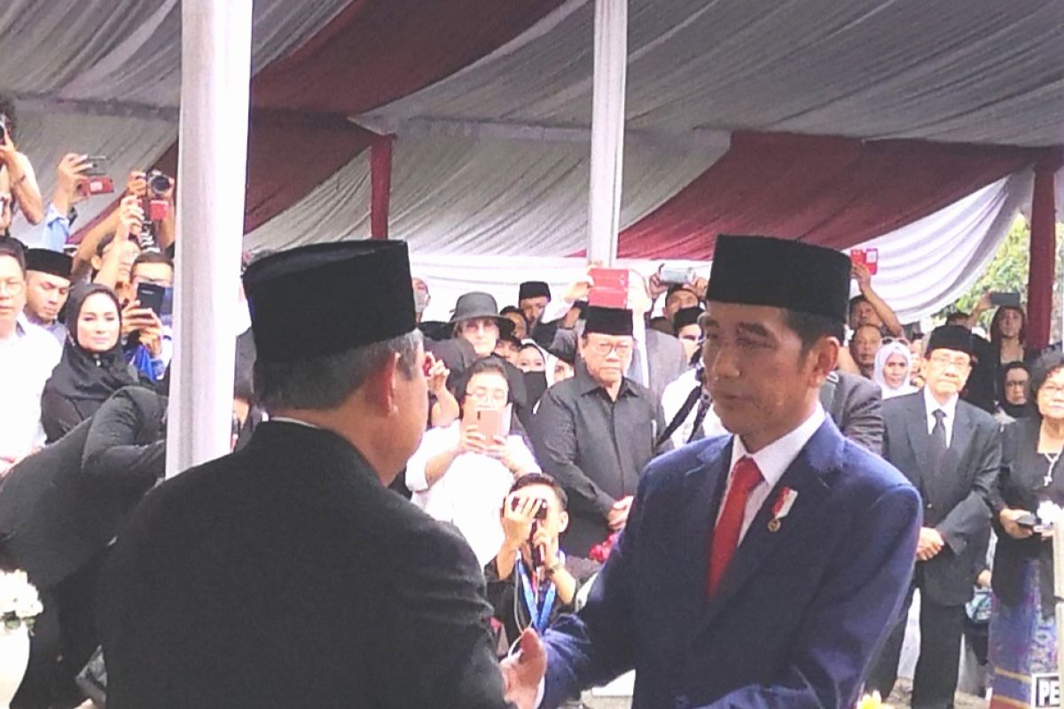 Presiden Jokowi memimpin pemakaman Ani Yudhoyono