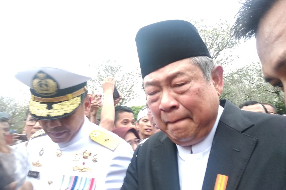 SBY tak kuasa menahan tangisnya disalami pelayat
