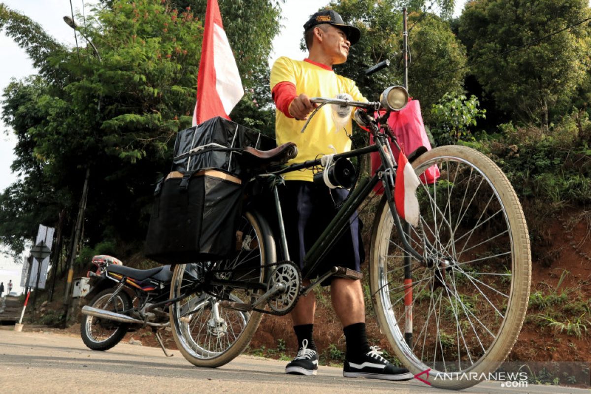 Sejumlah pemudik bersepeda "onthel" jajal Jalur Selatan Nagreg