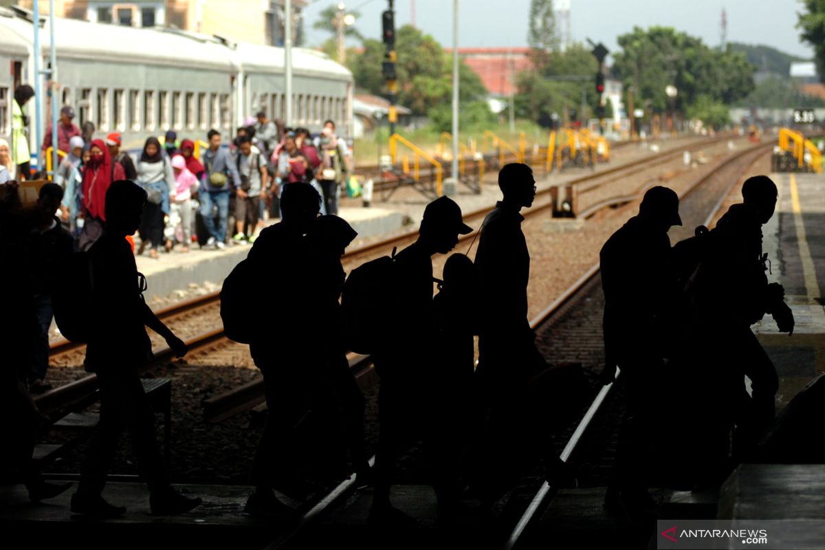 Round-up: H-3 Lebaran, pemudik padati beragam transportasi umum