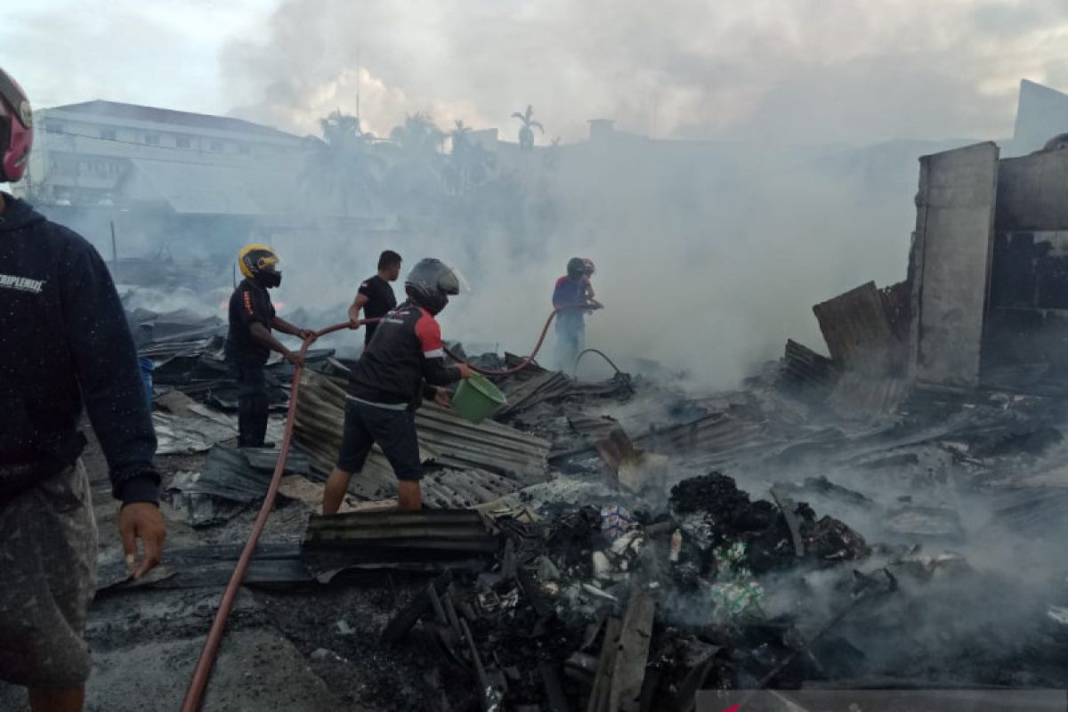 Polisi olah TKP kebakaran di Kompleks Pasar Lama Timika