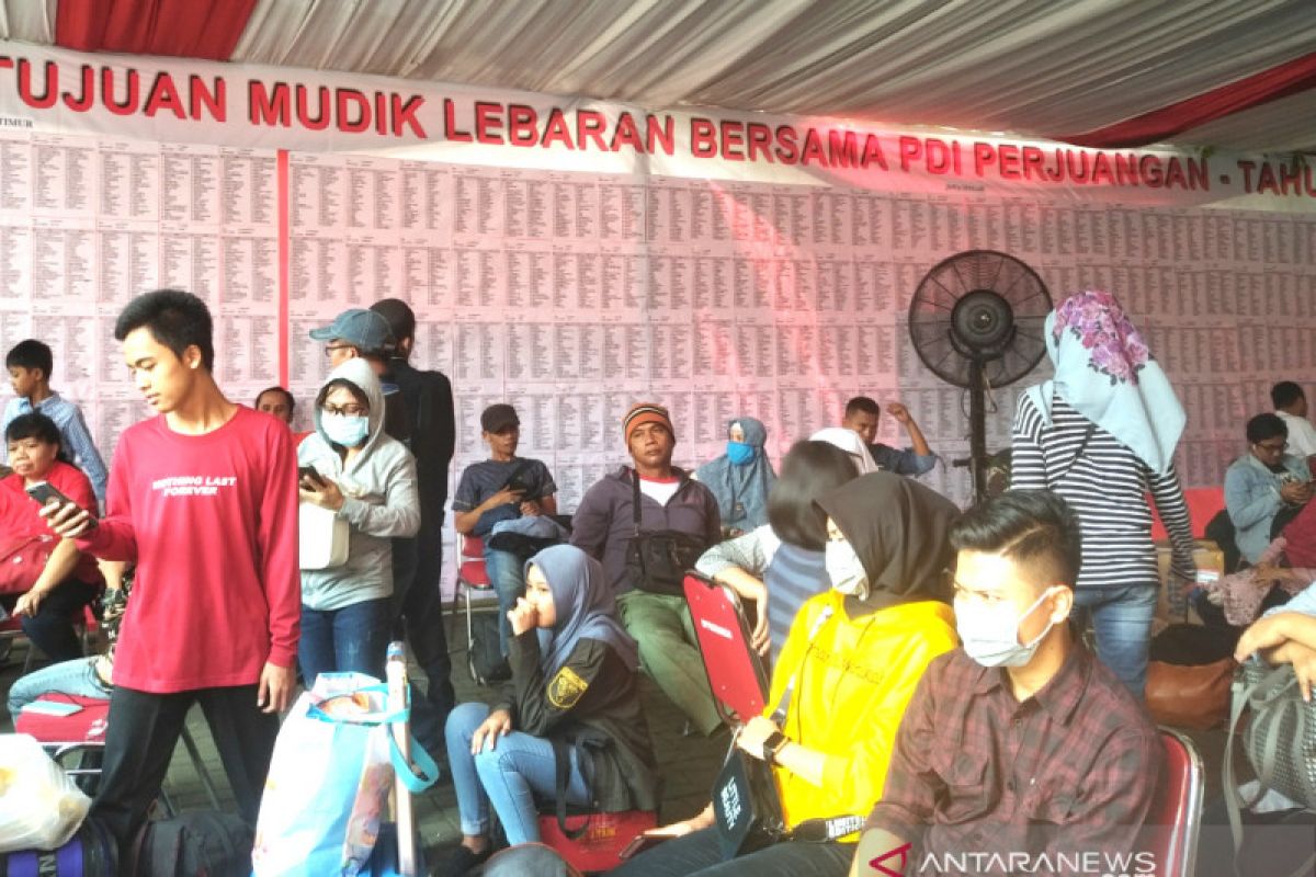 Ribuan warga berkumpul di kantor PDIP Jakarta