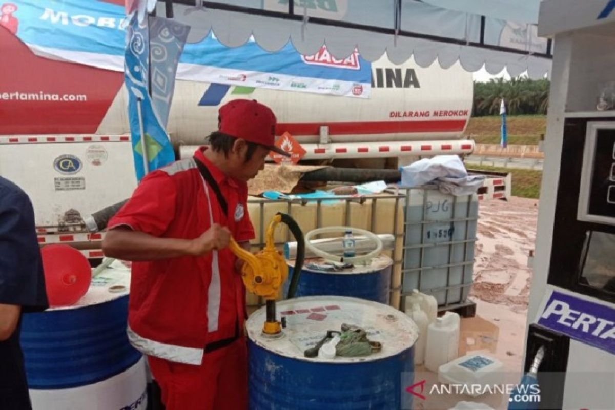 Menimba tetesan minyak di Trans-Sumatera