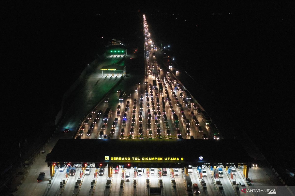 Tol Cipali hingga Tol Cikampek-Jakarta padat merayap