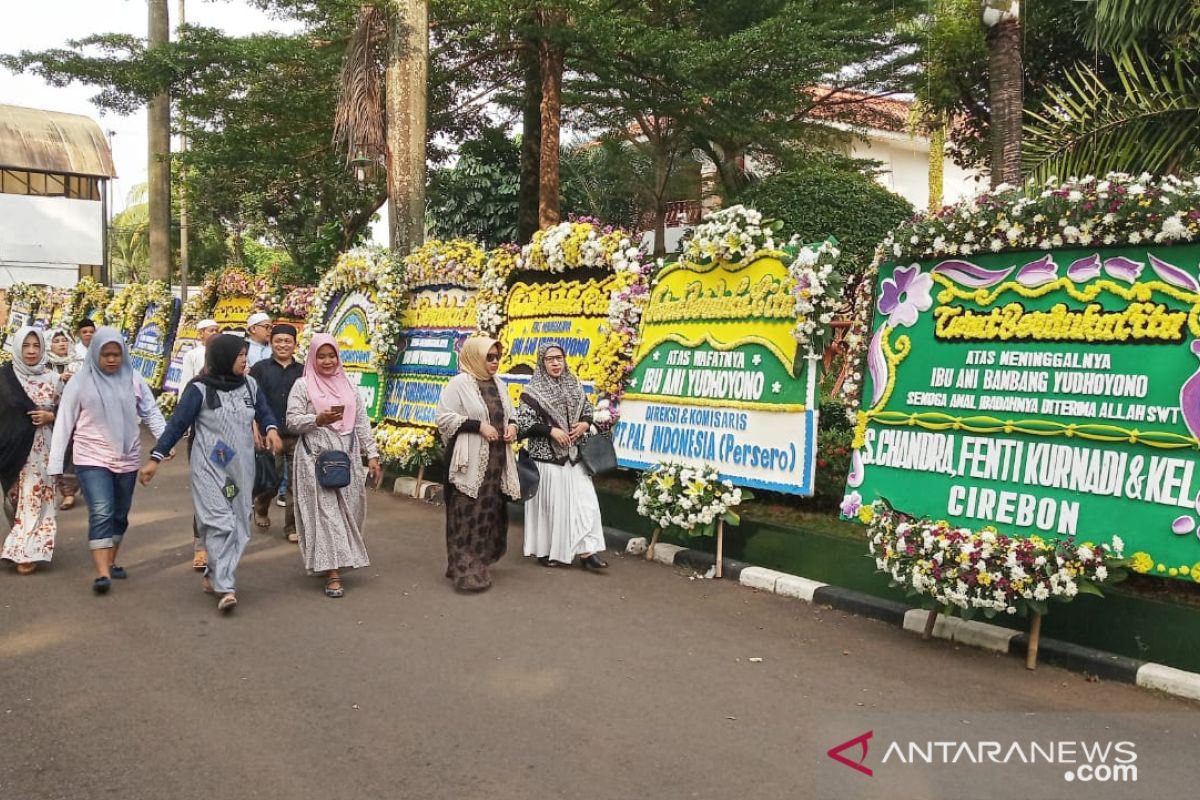 Masyarakat berdatangan melayat Ani Yudhoyono