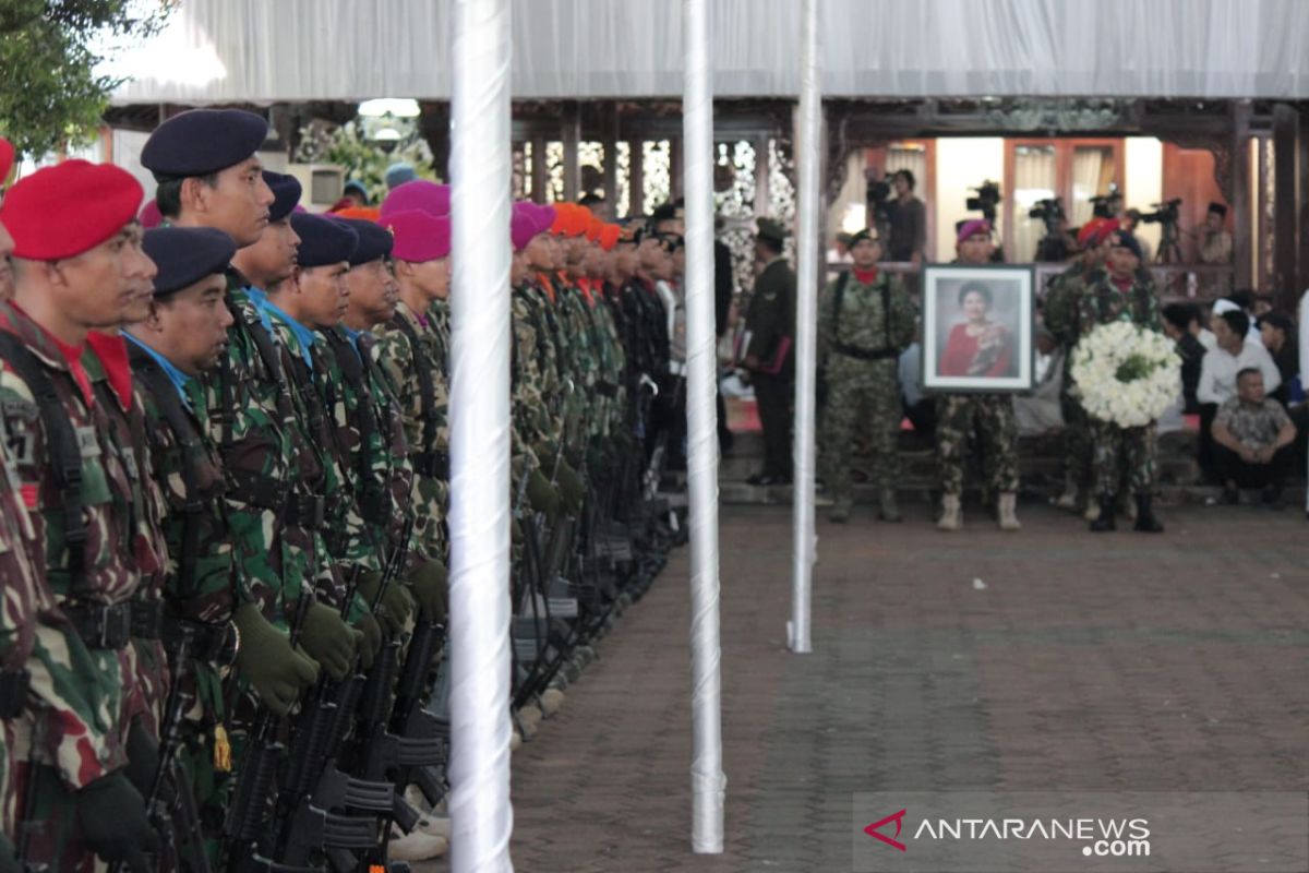 Upacara persemayaman Ani Yudhoyono di Cikeas libatkan puluhan tentara