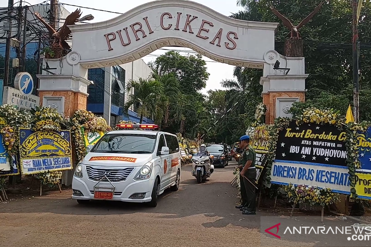 Jenazah Ani Yudhoyono diberangkatkan dari Bogor ke TMP Kalibata