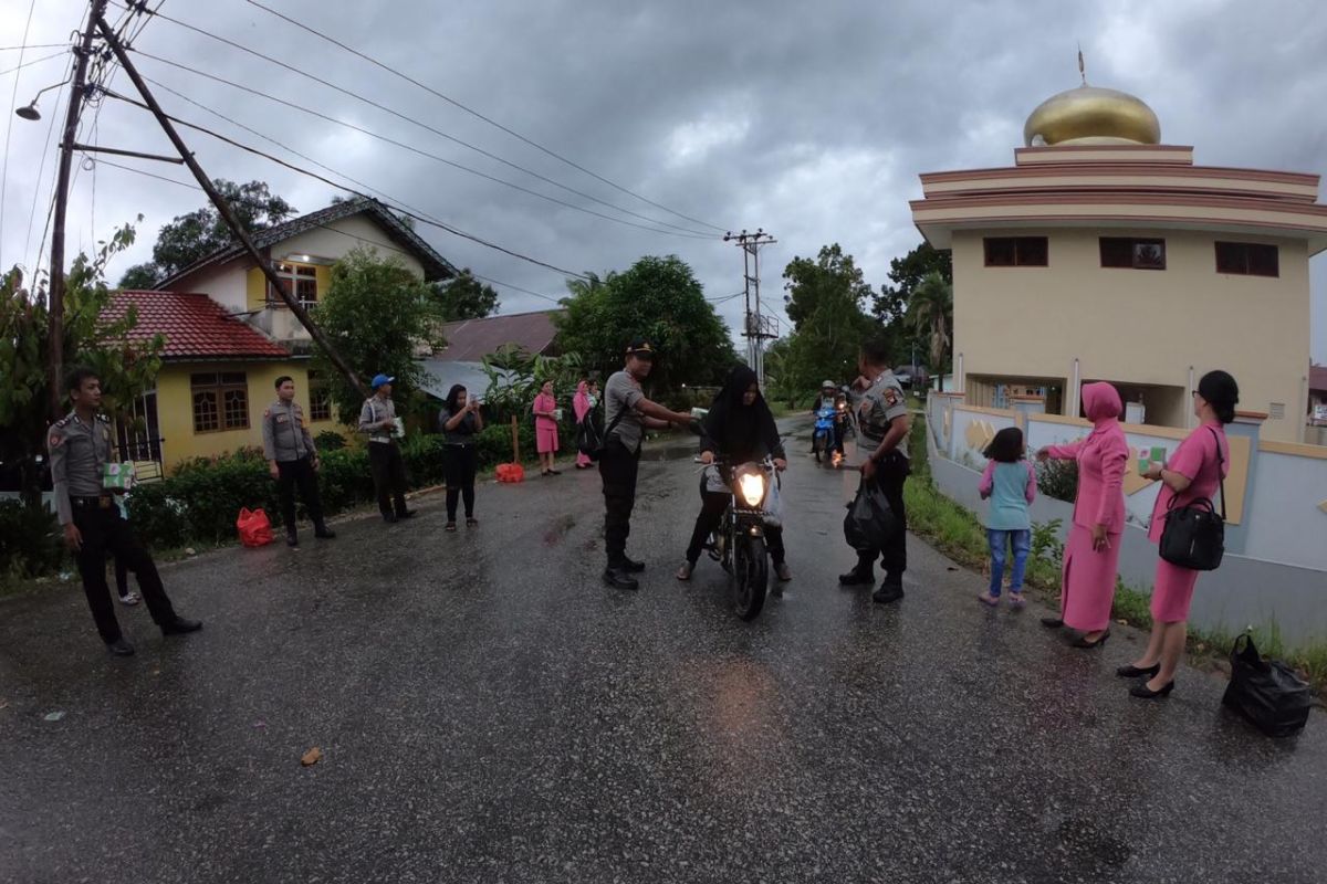 Polsek Belitang Hilir dan Komunitas motor trail bagikan takjil