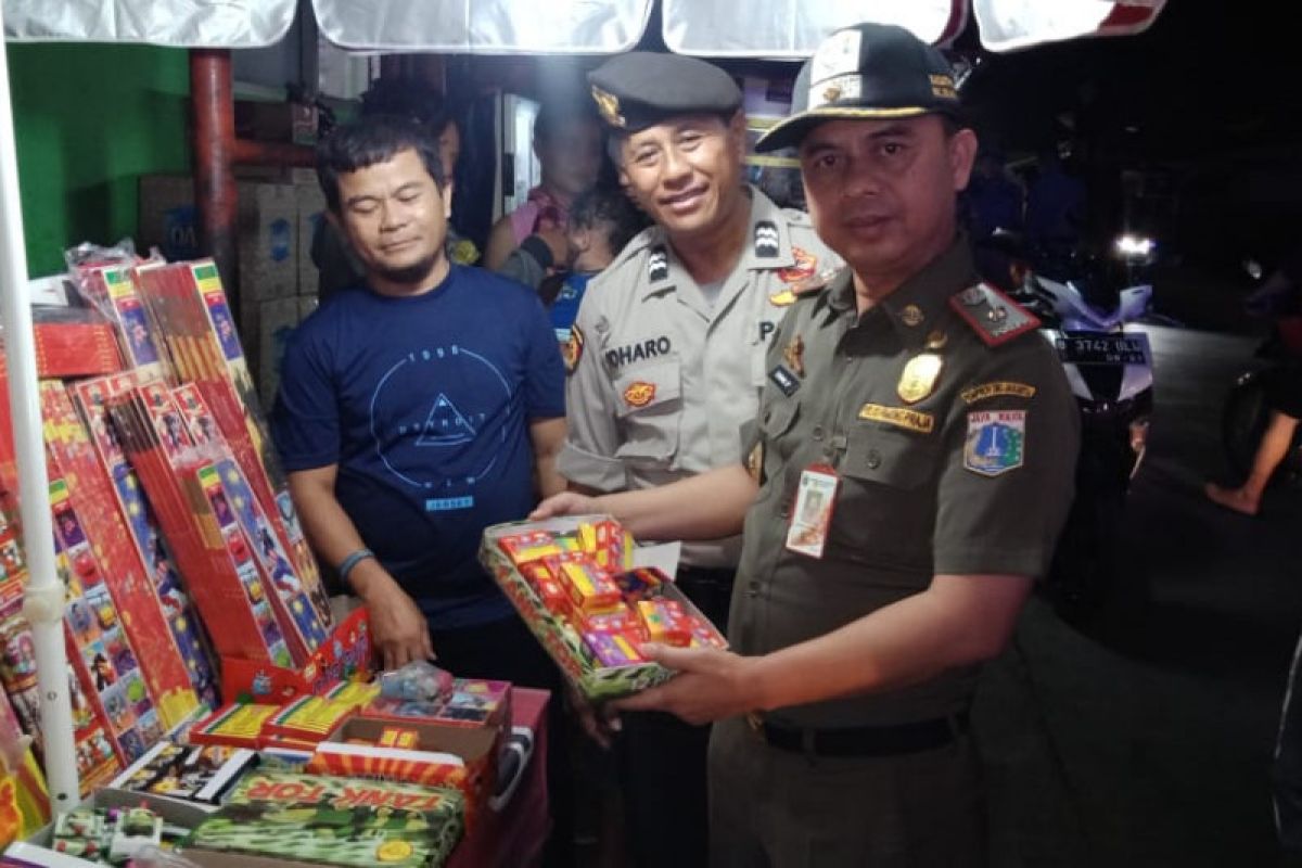 Satpol PP Jakut sita 448 bungkus petasan