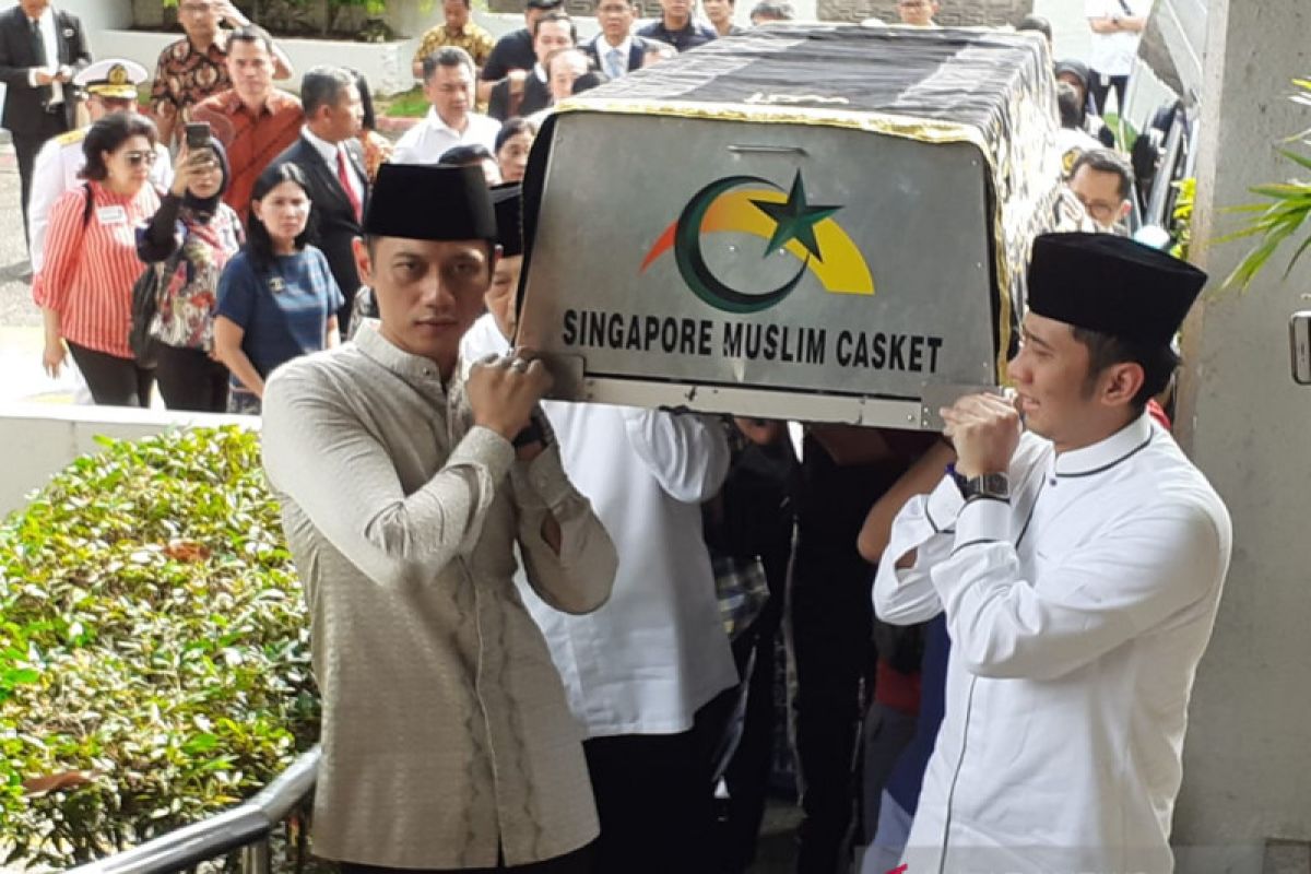 Dari Singapura kami melepas Bu Ani