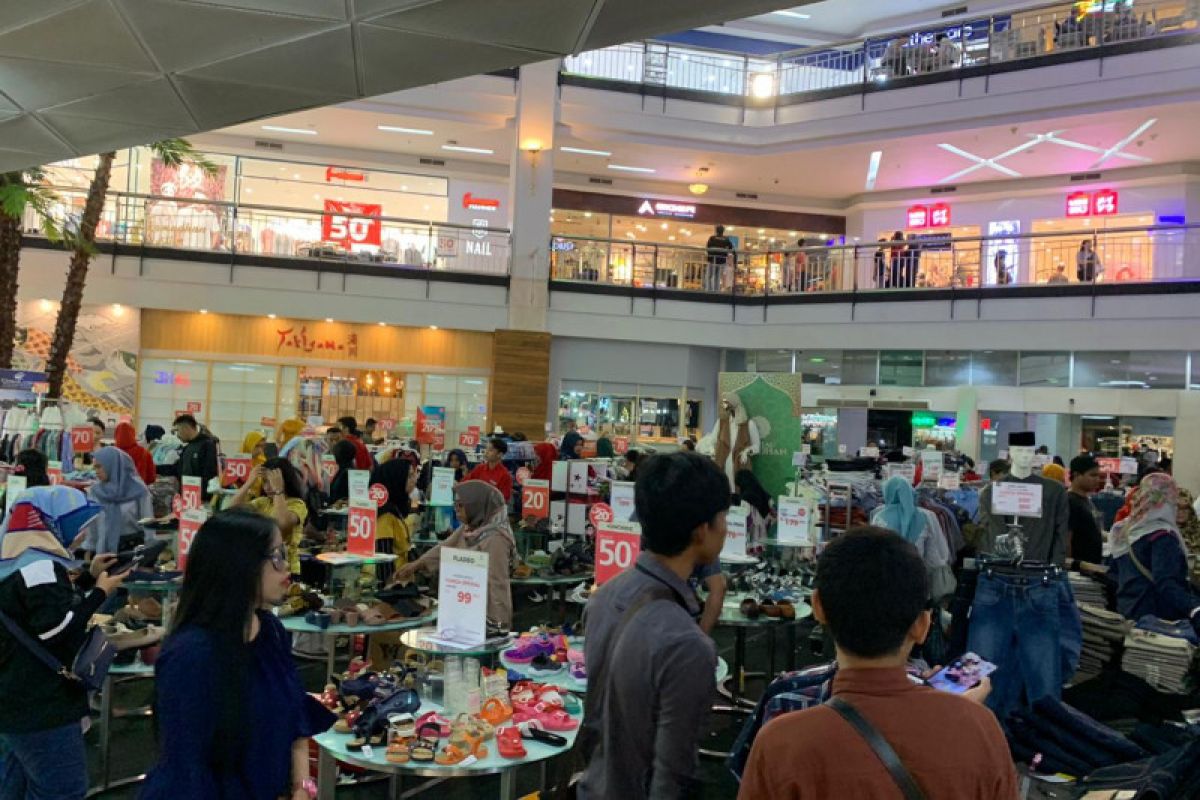 Jelang Lebaran pusat perbelanjaan MaRI Makassar disesaki pengunjung