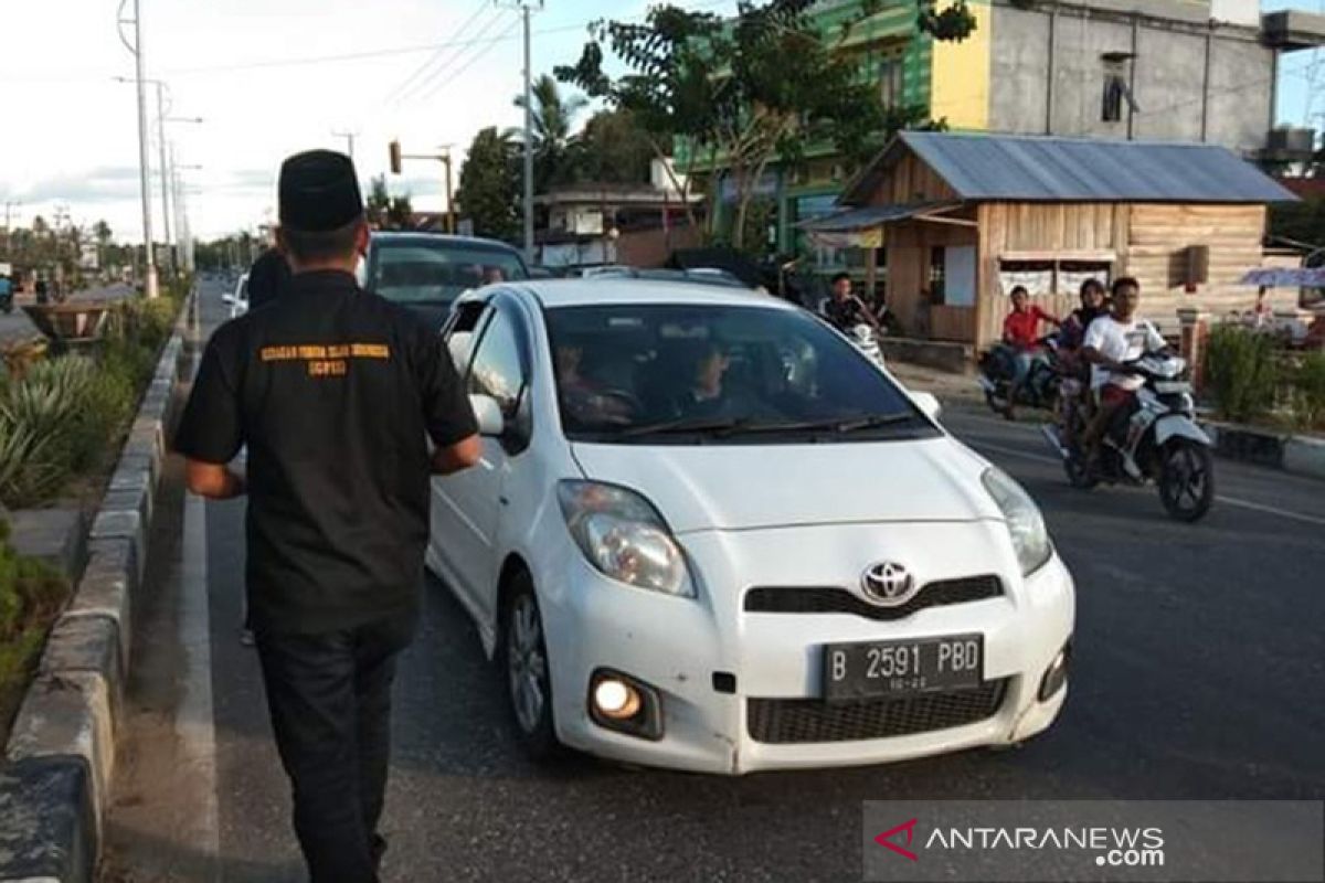 Pemudik dapat takjil dari pemuda di Jalinteng Sumatera