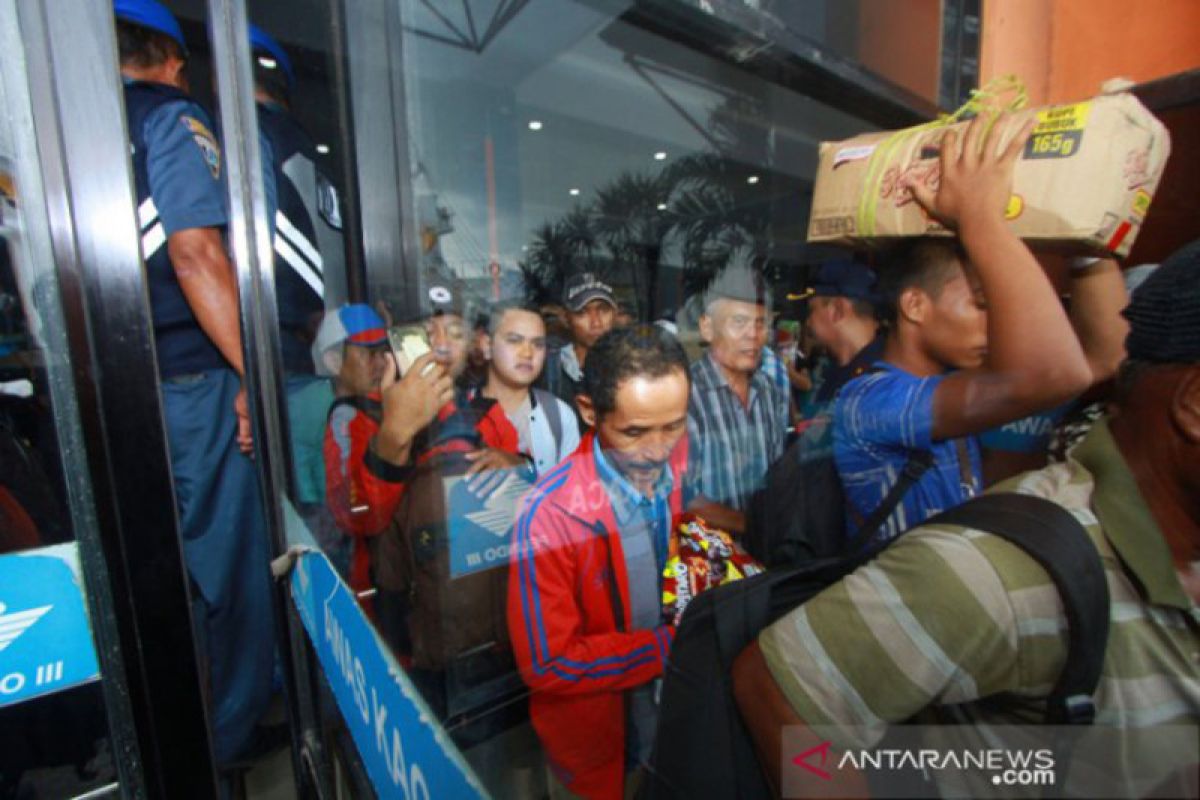 Arus mudik melalui Pelabuhan Trisakti masih ramai