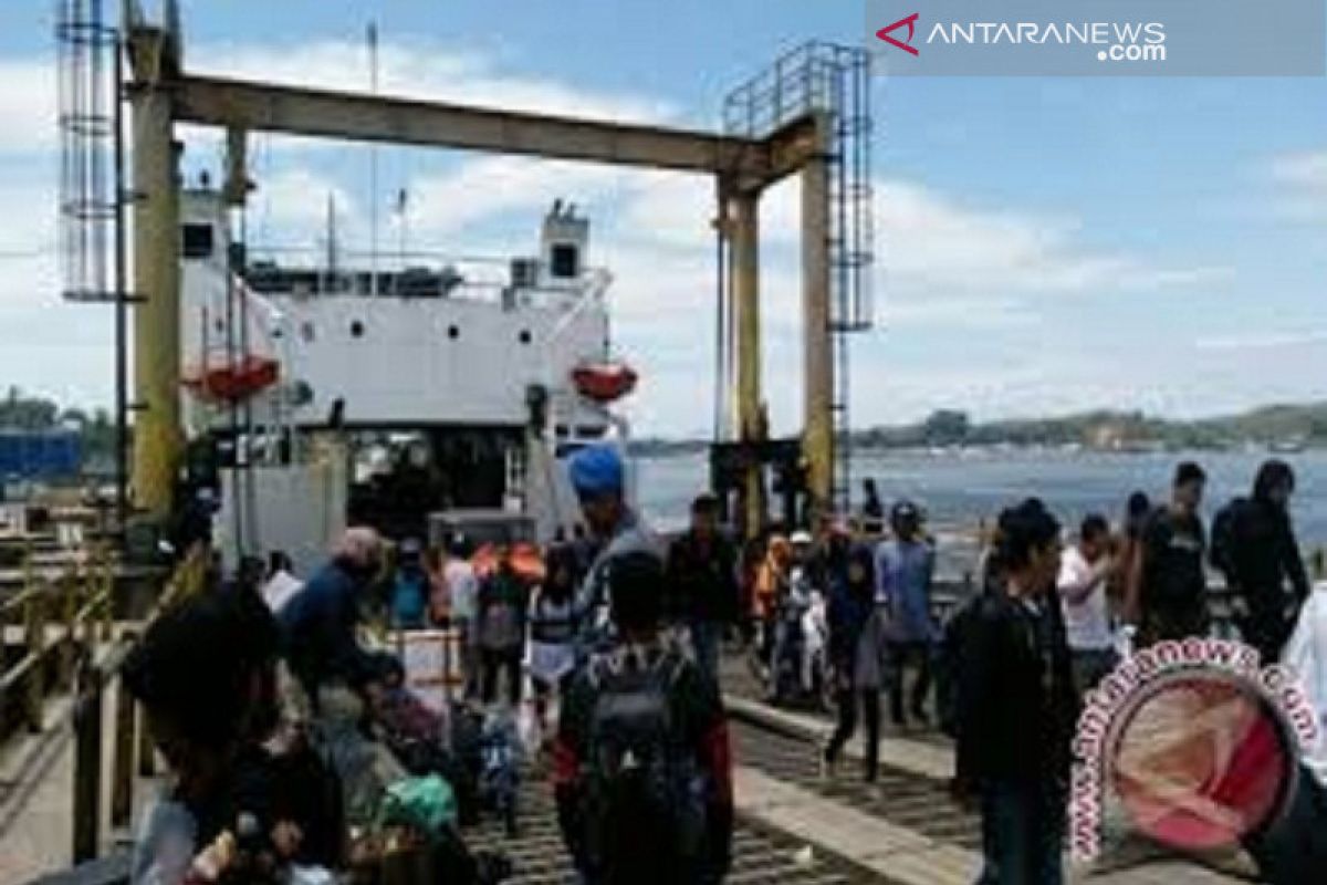 Arus penumpang di pelabuhan feri Kolaka meningkiat