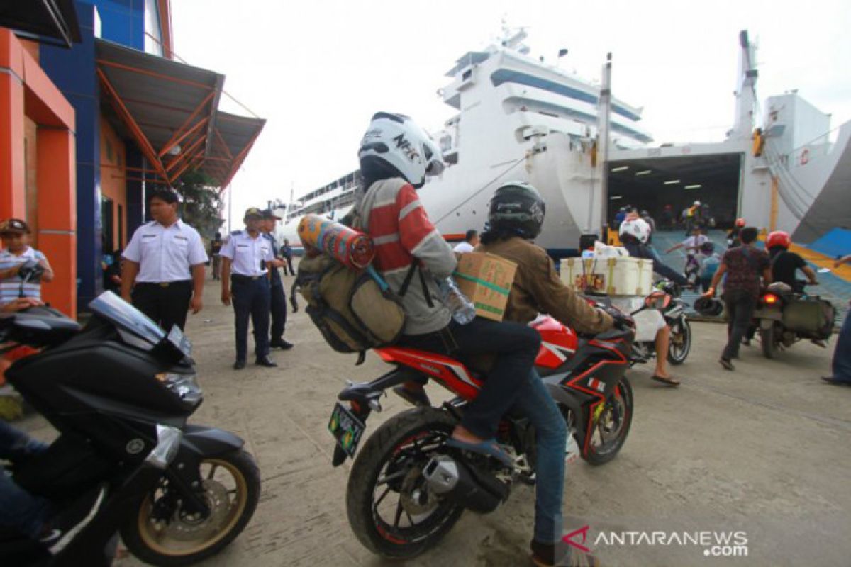 Pelindo III Banjarmasin berikan takjil untuk penumpang kapal laut