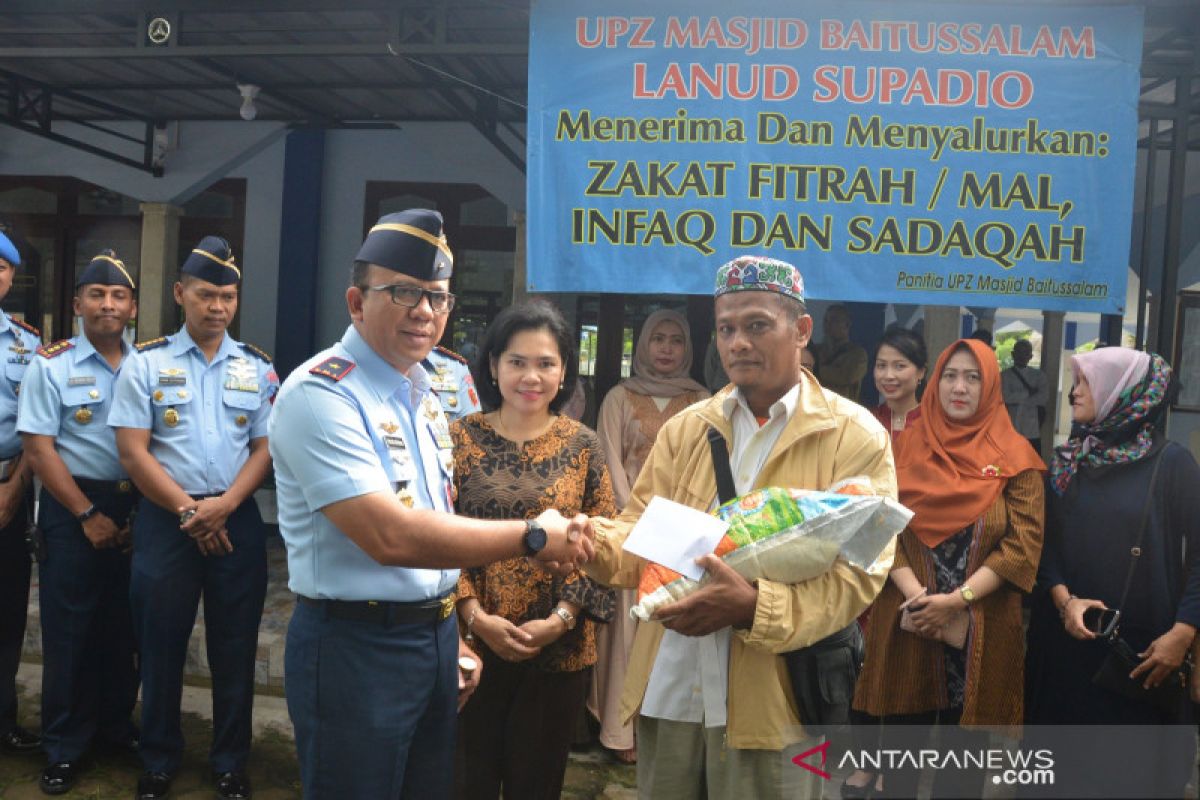 Prajurit TNI AU Sholat Ied di Apron Supadio