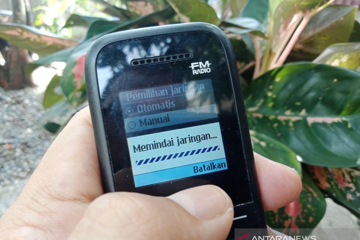 Listrik sering padam, warga pedalaman Aceh Barat kesulitan akses  jaringan telepon selular