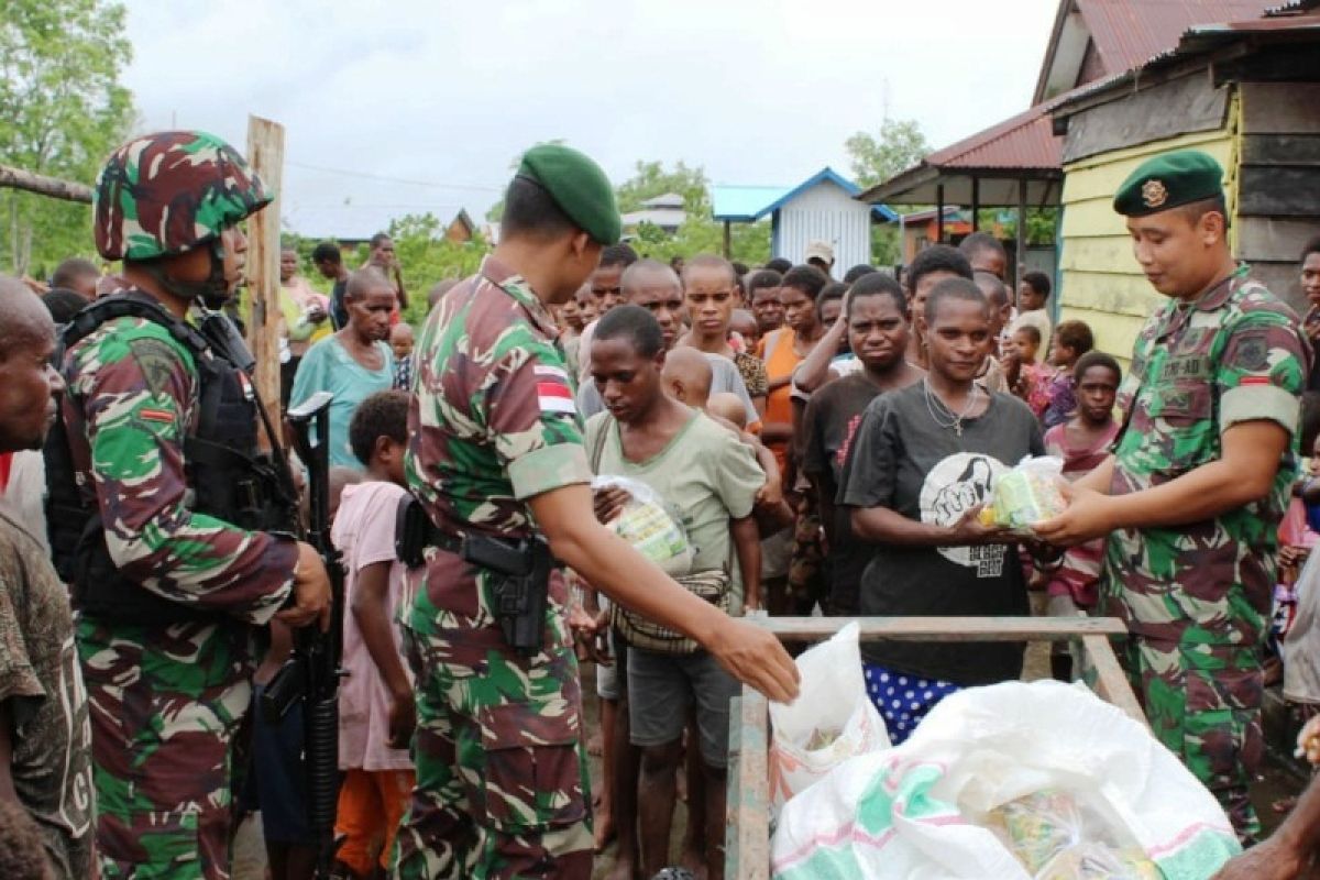 Yonif 755 Kostrad berbagi berkah Ramadhan dengan warga Asmat