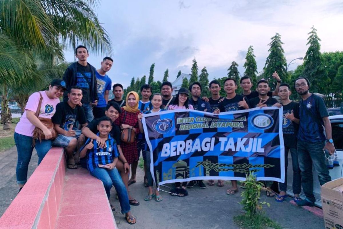 Inter Club Indonesia Jayapura berbagi takjil dengan warga