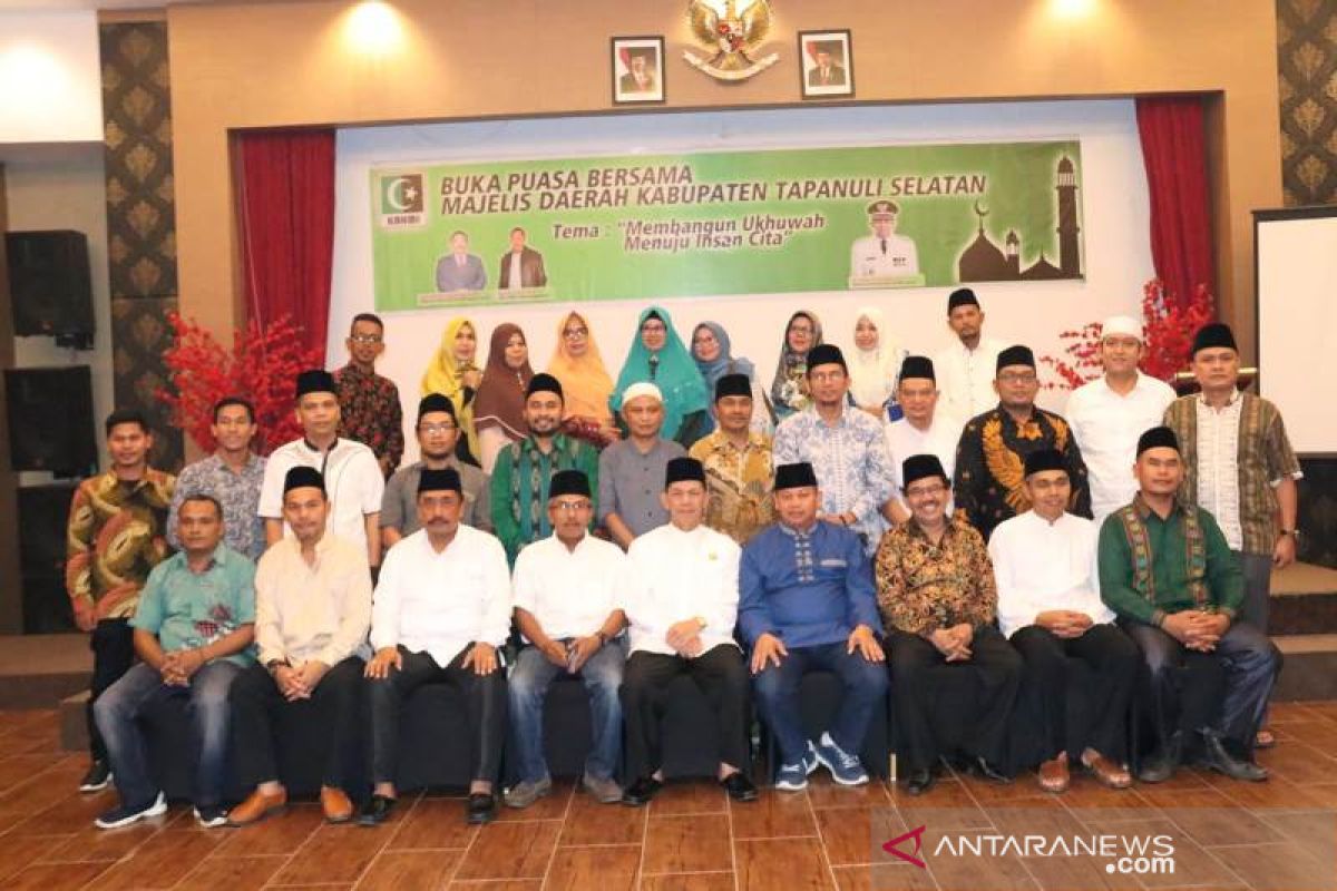 Kahmi dan HMI berbuka puasa bersama Bupati Tapsel