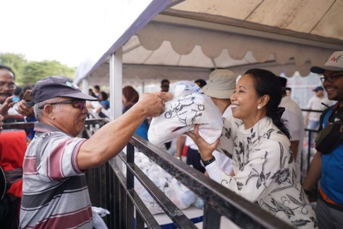 Menteri BUMN bagikan paket sembako murah