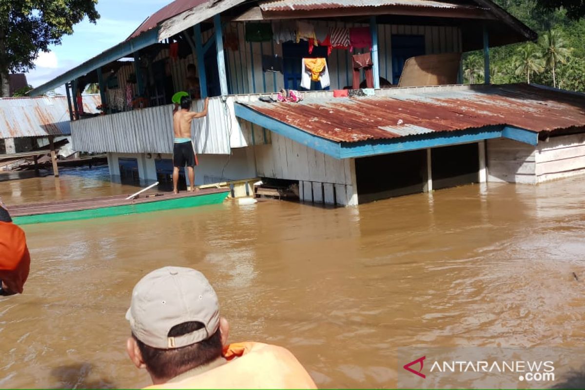 Basarnas evakuasi puluhan KK korban banjir Konawe Utara