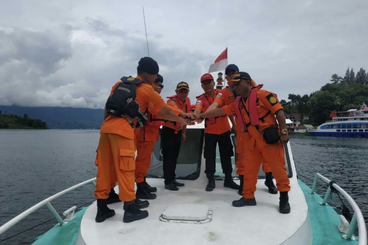 Pos SAR Parapat patroli di Danau Toba