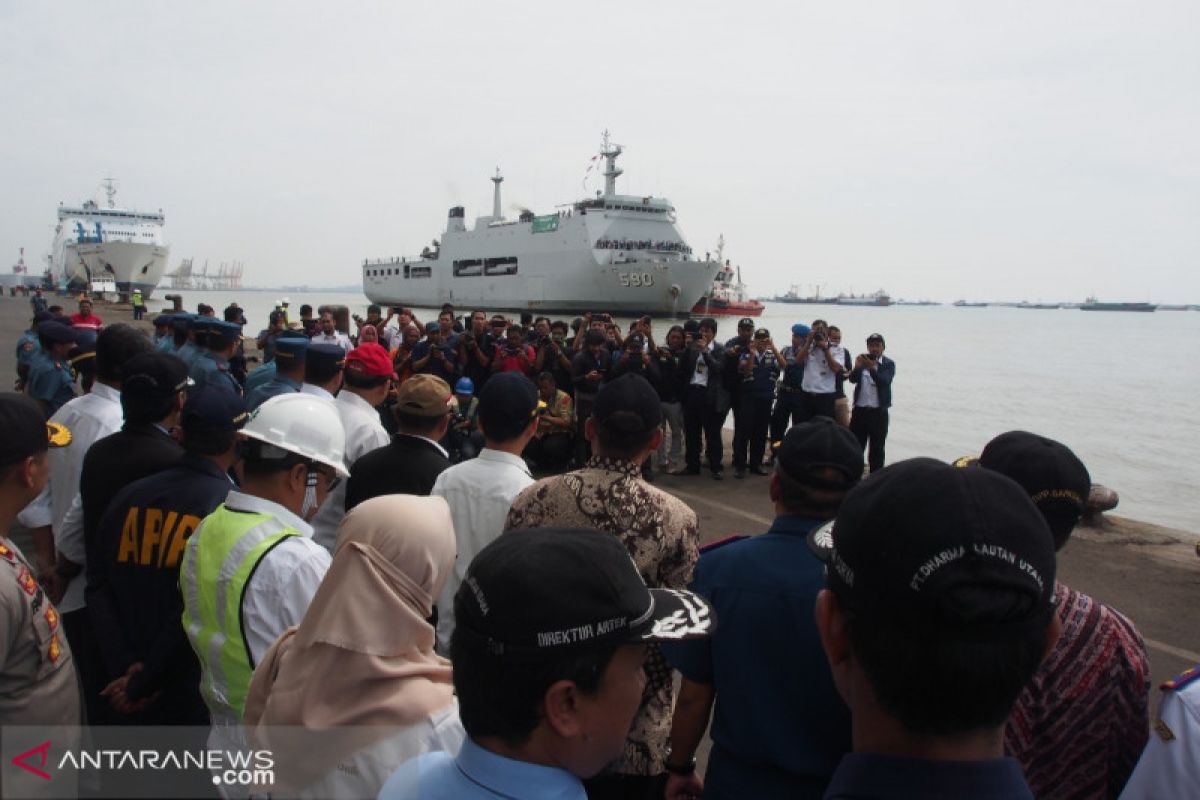 Menhub sambut kedatangan pemudik naik kapal perang di Surabaya