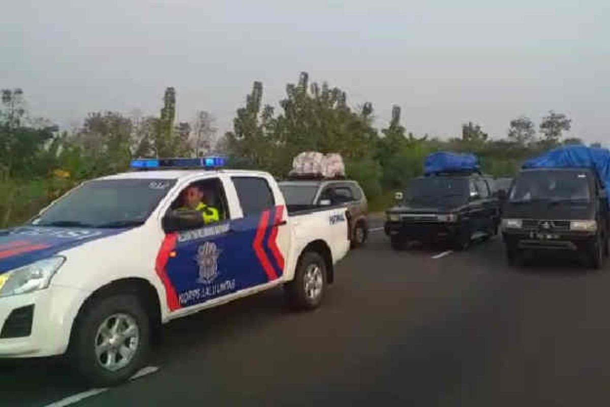 Senin pagi masih diberlakukan satu arah di tol Cipali