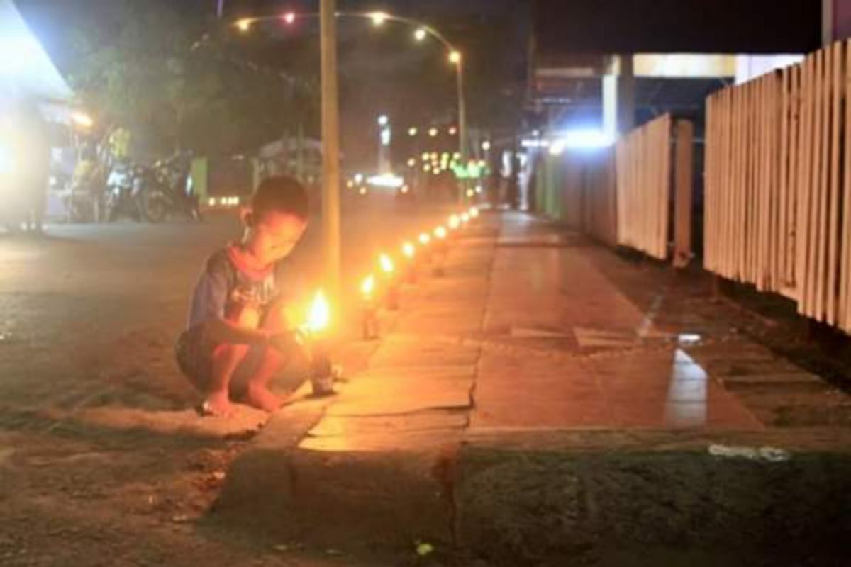 Tradisi pasang lampu sambut Lebaran di Minahasa Tenggara