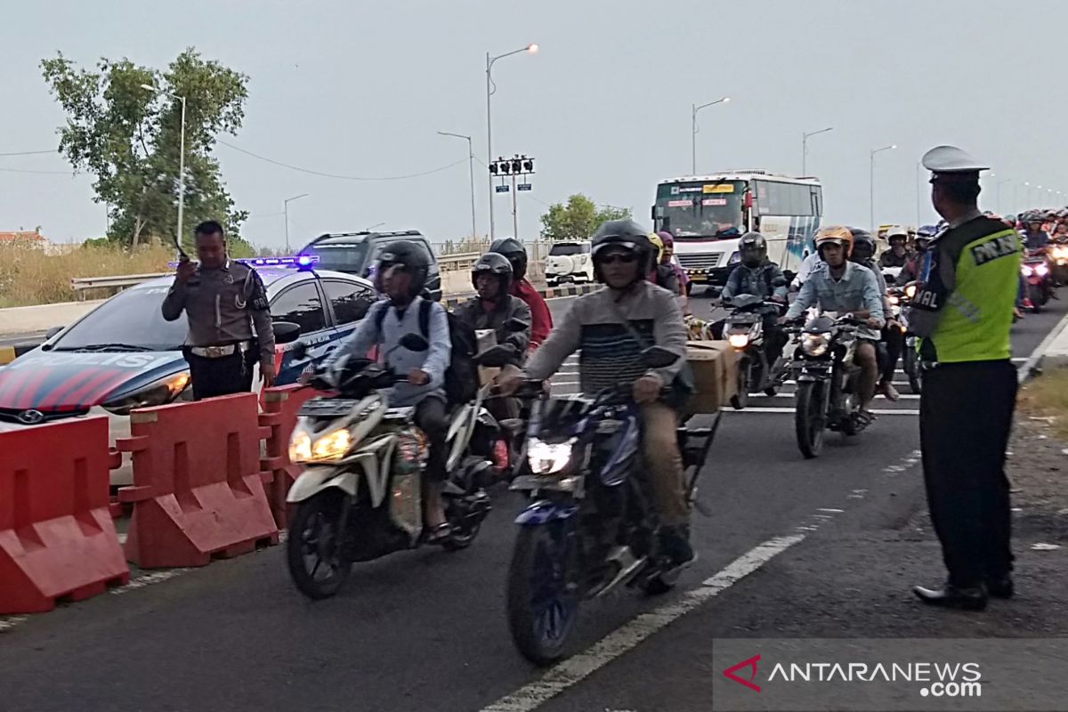 Pemudik sepeda motor memenuhi jalur lalu lintas di Suramadu