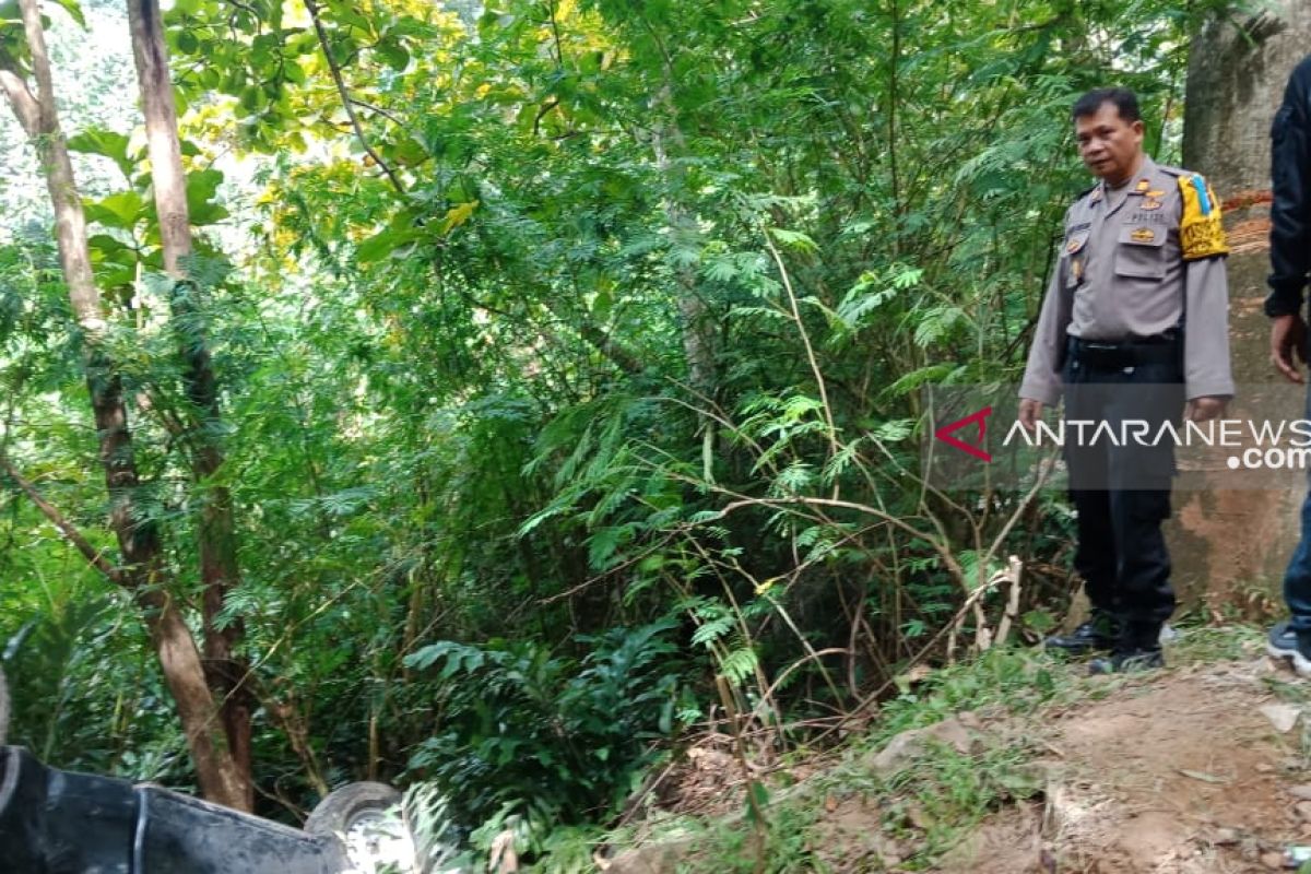 Minibus Hilux terjun ke jurang di jalur menuju Geopark Ciletuh