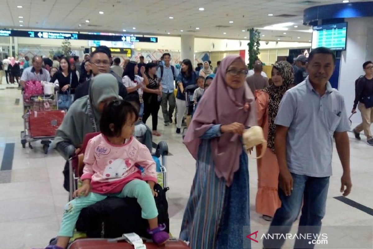 Pemudik melalui Bandara Internasional Kualanamu terus  berdatangan